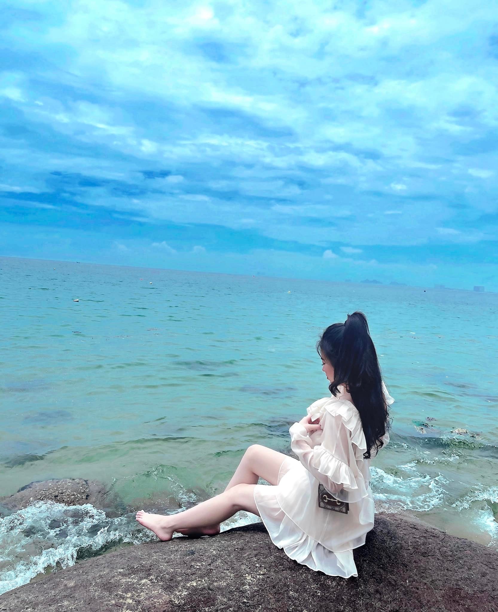 Ảnh đi biển chụp sau lưng siêu đẹp