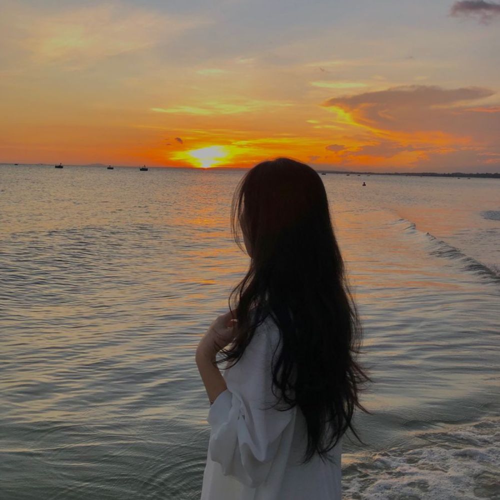 Ảnh đi biển hoàng hôn chụp sau lưng