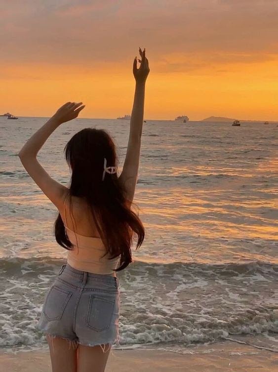 Ảnh ngắm hoàng hôn chụp đằng sau lưng