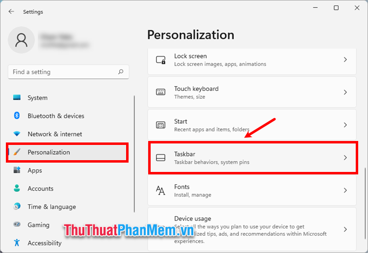 Chọn Personalization (Cá nhân hóa) trong menu bên trái Settings, và ấn Taskbar