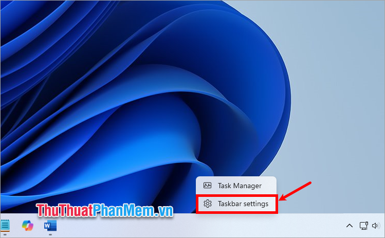 Nhấn chuột phải vào Taskbar → Taskbar settings