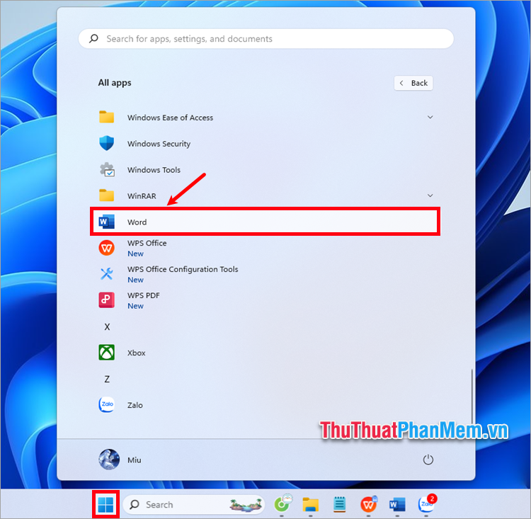 Mở Microsoft Word bằng cách chọn Word trong menu Start