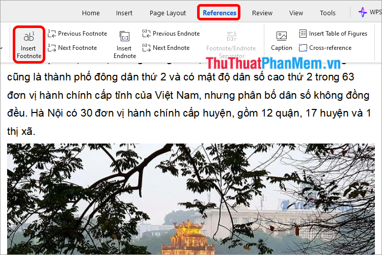 Chọn thẻ References → Insert Footnote